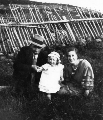 037: Vince Ennis, his wife Min Carroll, and their daughter Betty. (circa 1937)  [courtesy of Rita (Ennis) Clowe]